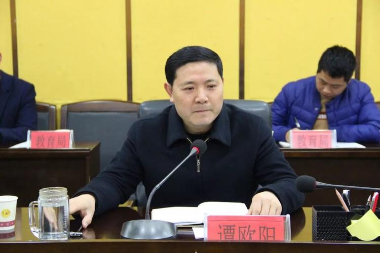 碧江区民办中小学校长座谈会在区政府九楼一会议室召开,区政府副区长