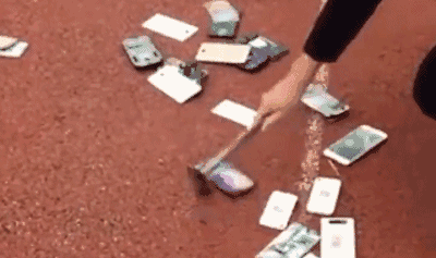 让学生轮流上讲台砸手机,是用心良苦还是暴力行为?