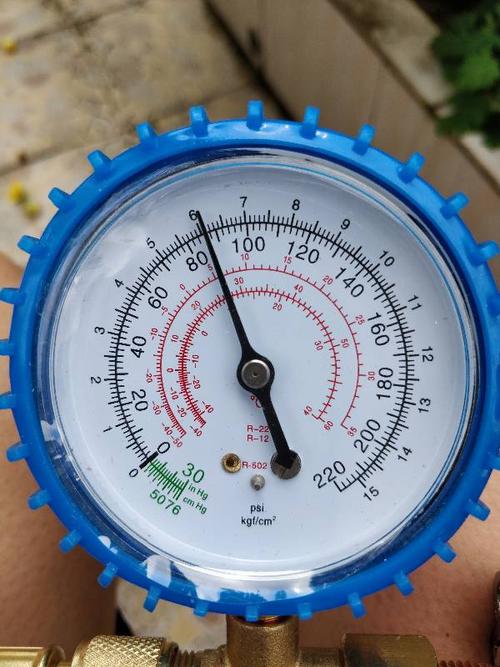 空调要不要加雪种这个怎么看!气压什么的!那里看?