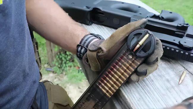 p50最奇葩的一点在于它的弹匣,它可以直接使用p90冲锋枪的50发弹匣