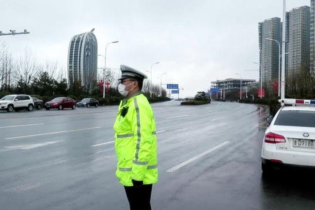 男子药物严重过敏送医遇晚高峰交警紧急开道为生命护航