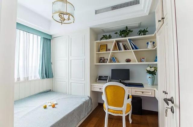 也可以当化妆台;柜子更是必不可少的需求,书柜,衣柜都是卧室需要的