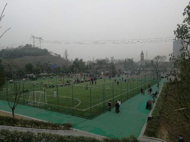 重庆璧山区东岳体育公园背后的民生观