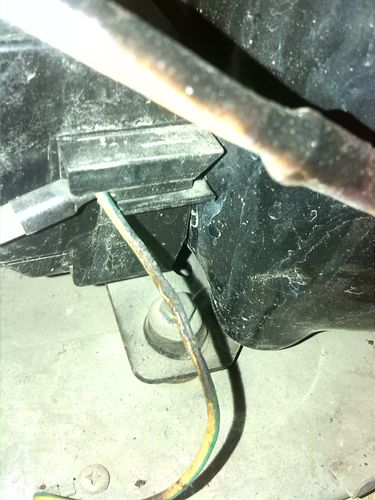 冰箱侧面发出咕噜声音很大,毛细管处震动很大,管内流水声大,压缩机