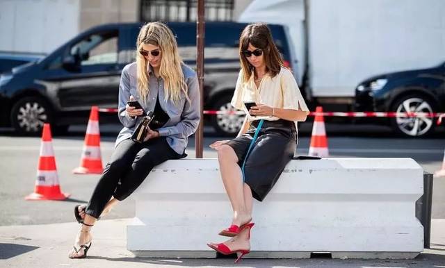 条纹衬衫黑色西装裤,搭配黑白拼接款式的人字拖高跟,休闲又舒适.