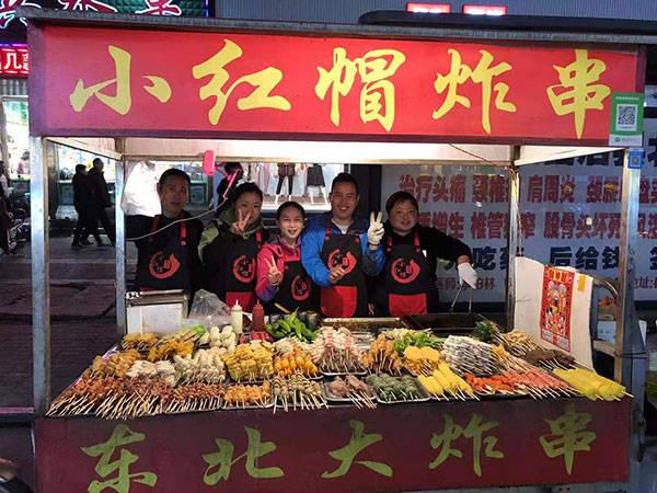 从路边摊头做到小馆子的炸串师傅做炸串二十年小巷门口依然饱满