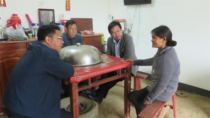 最后,颜卓洲副县长来到汶水村委会,仔细查看了贫困户