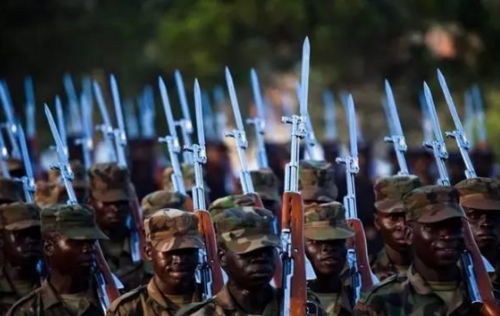 乌干达士兵手中的56半