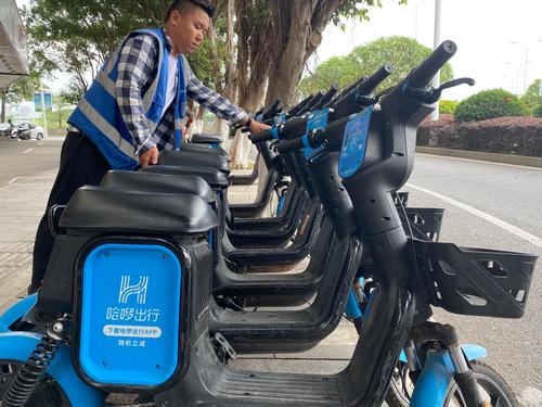 河源市区康宁路哈啰助力车运维人员规整摆放车辆