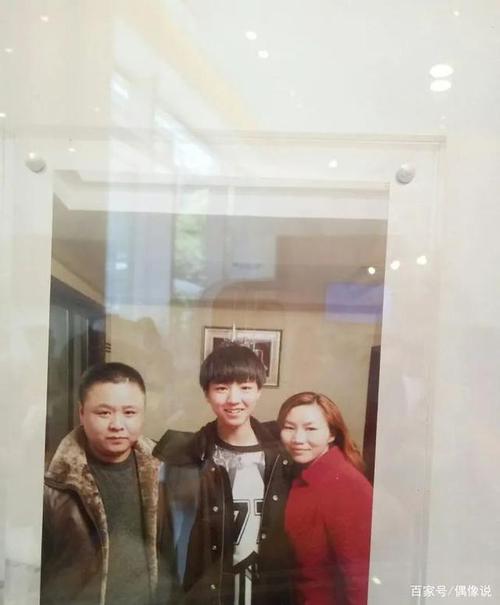 王俊凯回重庆老家过年凯爸亲自开车去接坐在副驾驶的他很幸福