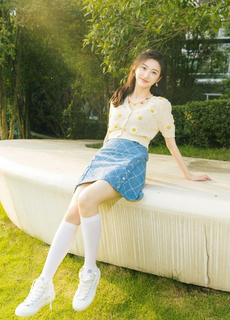 景甜分享夏日郊游写真对镜微笑清新甜美