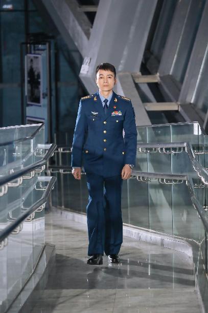李玉刚真诚献唱赞咏英雄本期被致敬者刘锐是空军航空兵某师副师长