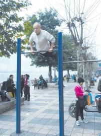 单杠上翻跟头 达州大爷玩心跳