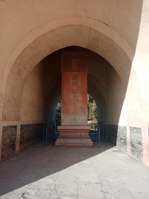 唯一的亮点是它的地宫是十三陵中唯一被挖掘的.