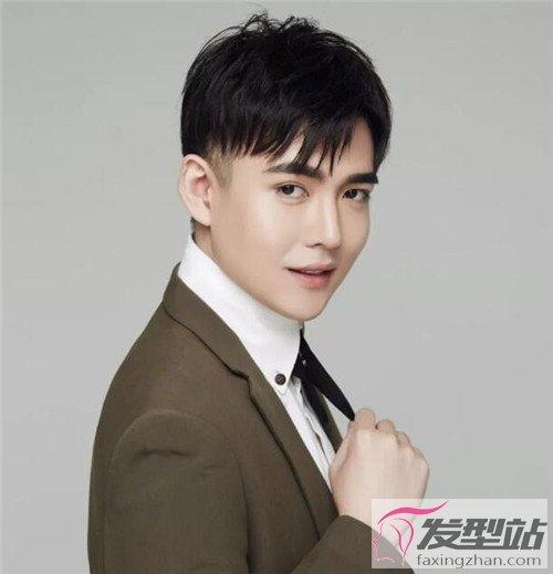 最新流行的韩式男生发型,清爽率性的短发,留一半的短刘海,减短脸型
