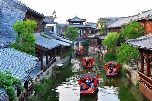 台儿庄古城迎来了30名乌克兰"和平之声"国际儿童协会夏令营学生,此次