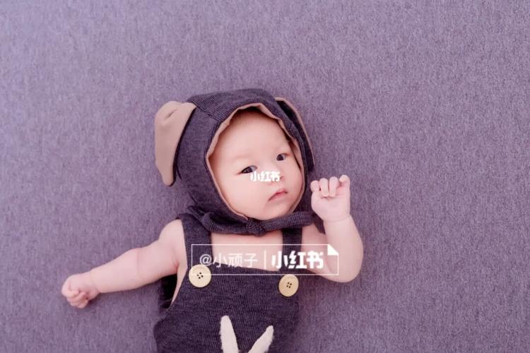 小礼物的满月照/很会凹造型_满月照_礼物_百天照_宝宝