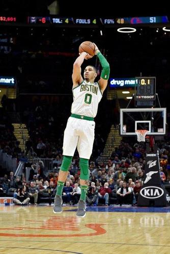 杰森·塔图姆提前上脚暗灰色nike adapt bb亮相赛场