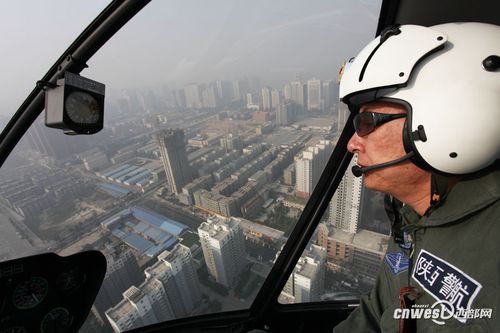 记者搭乘警用直升机 体验陕西警航微博播报路况