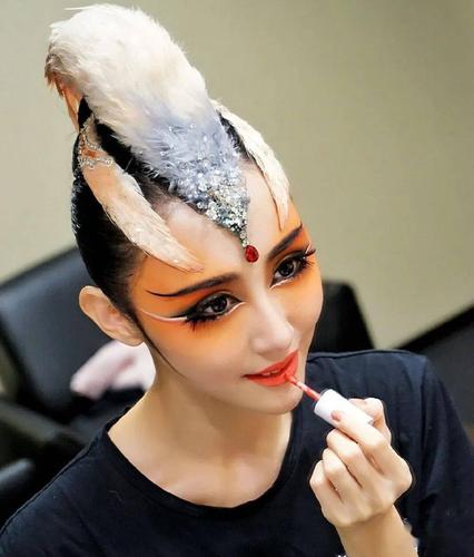 你知道舞剧朱鹮的妆容和服装有多美吗?