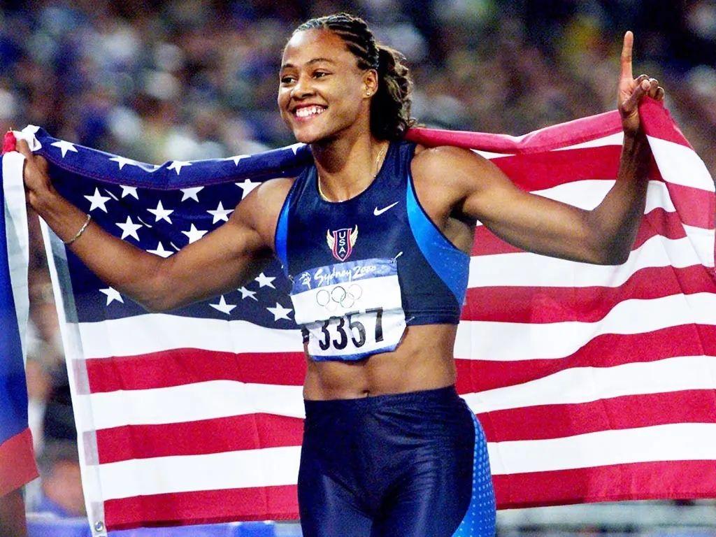 短跑健将马利昂·琼斯在悉尼奥运会上获得三金两铜的奖牌,成为美国"女