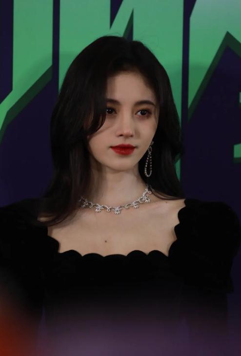 鞠婧祎三年前站关晓彤旁像助理如今气场全开女明星妆发很重要
