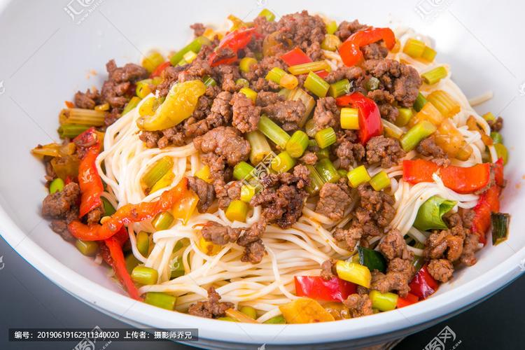 酸豆角肉末盖面