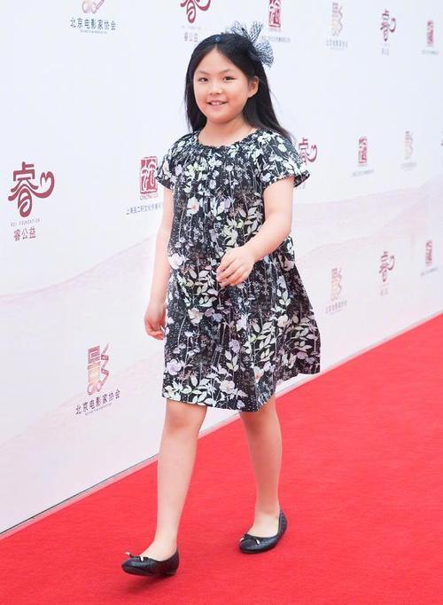 11岁王诗龄摘掉"胖子"标签,瘦出瓜子脸,如今越长越像妈妈