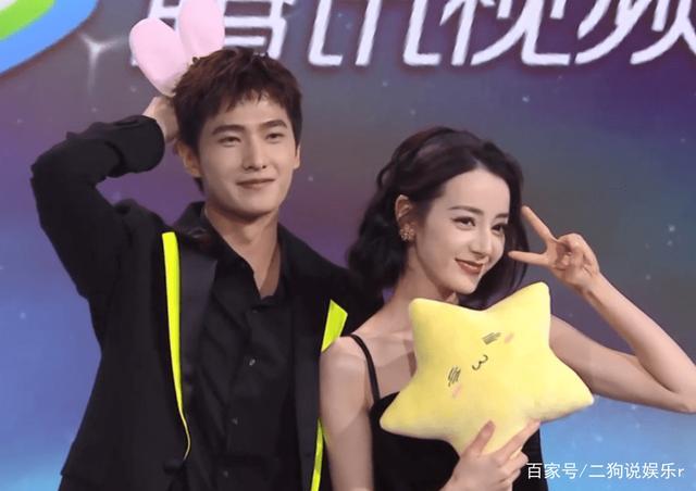 迪丽热巴出席见面会,与杨洋同台互动,被赞是在逃公主