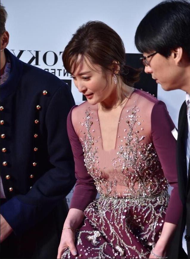 蒋勤勤难逃中年发福,动用蕾丝上衣遮肉,粗壮手臂却