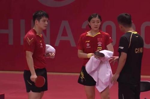 许昕/孙颖莎丢一局取胜!樊振东/陈梦4-1进8强,t恤被汗水打湿