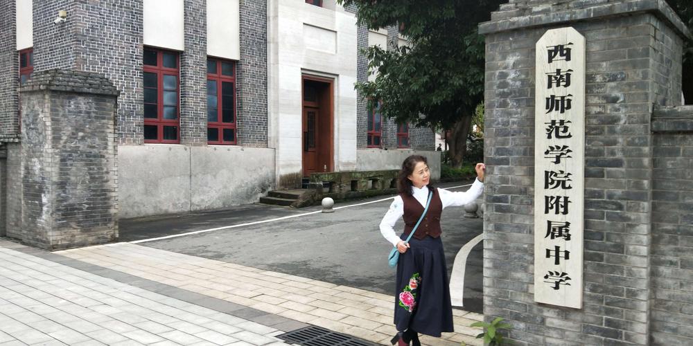 西师附中的老校门依然还保留着,可能是提供给学子们怀念的吧.