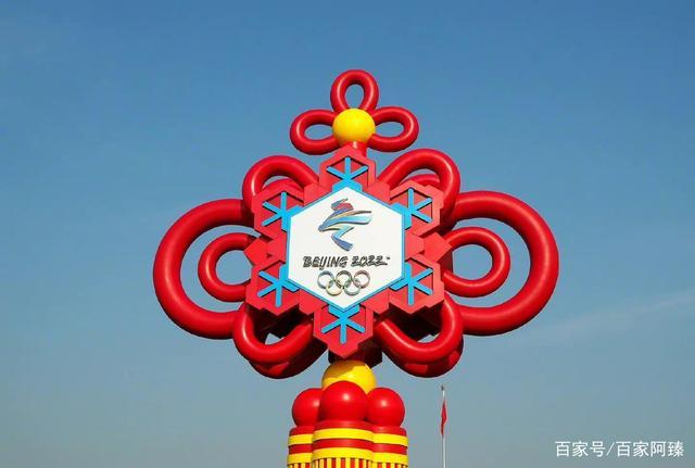花坛顶高17米,以中国结为主景,中间镶嵌雪花和冬奥会会徽,表达对北京