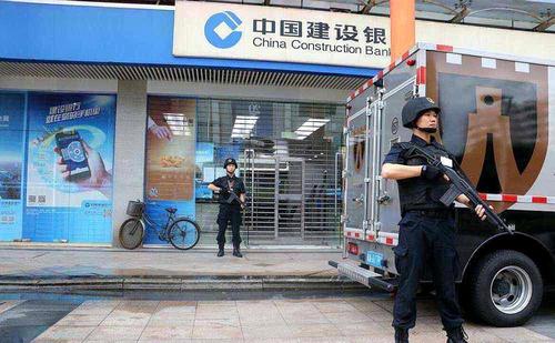 在银行办理业务银行柜员说运钞车要来了不给办理这怎么办