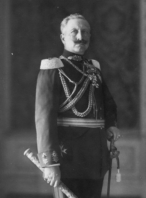 这一套八张关于德皇威廉二世的照片,找不到一张左手示人的照片,这其中