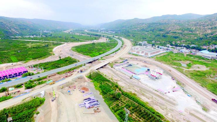 天水绕城高速藉口镇与g30连霍高速连接处 天水市按照续建项目抓进度