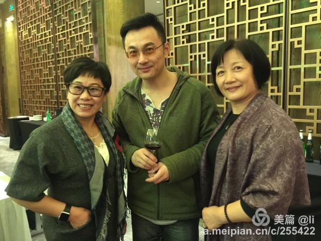 我俩与新闻坊主持人黄浩合影留念