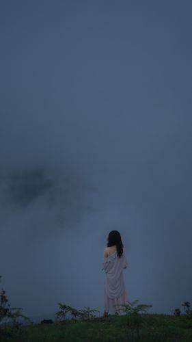 唯美山顶意境美女高清手机壁纸