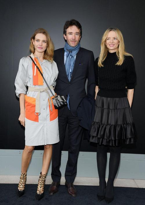 太子妃穿灰裙气场全开,两人越来越有夫妻相