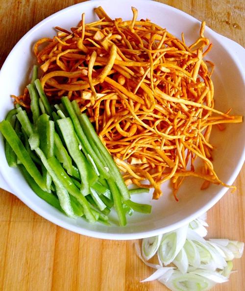 鲜虫草花炒肉怎么做_鲜虫草花炒肉的做法_静默成诗_豆