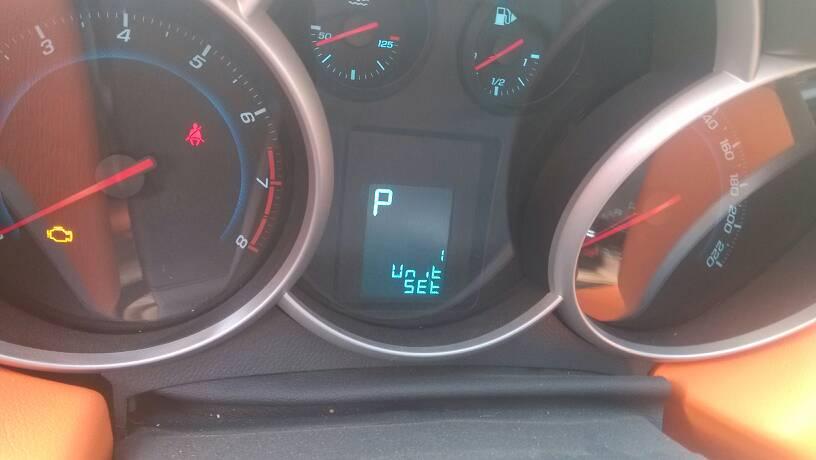 2014年的2012款科鲁兹保养灯怎么销!仪表不显示.在手机显示的!