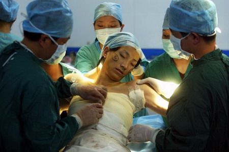 32岁的他渴望接受人生中第二次变性手术;; 图文:杨柳被麻醉后象熟睡一