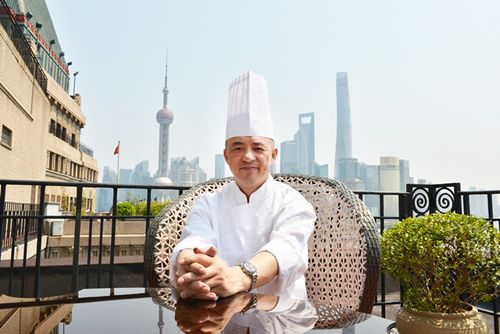 和平饭店中餐主厨马浩成在菜品创意上的特色是既能够保留本帮菜的醇厚