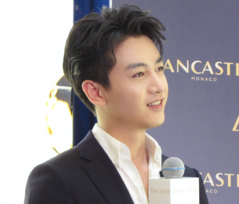 不过这张照片里陈晓的脸看起来肉肉的,但完全不会影响陈晓帅气的面值.