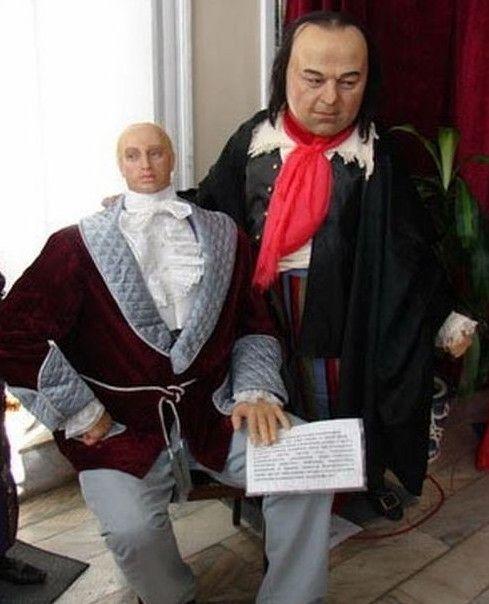 一些可知和不可知的原因,人类中间出现了很多身材或长相奇怪的人,我们
