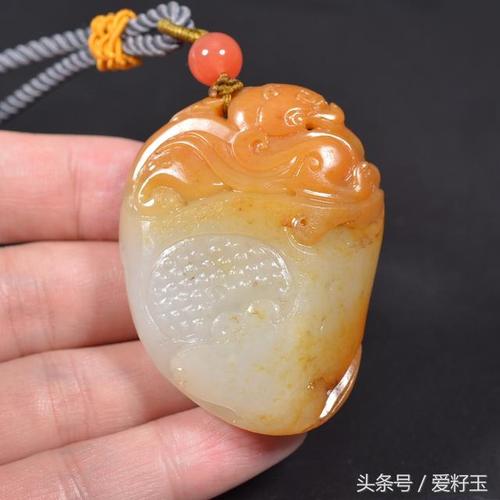 501714g天然诱人鸡油黄沁白玉籽料府上有龙精品挂件