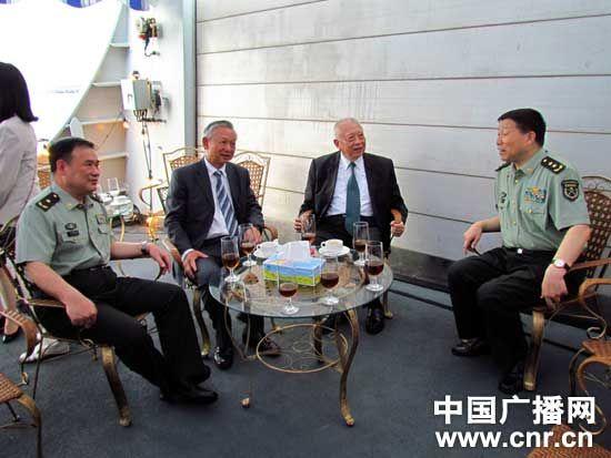 全国政协副主席董建华及夫人董赵洪娉,解放军驻港部队政委王增钵