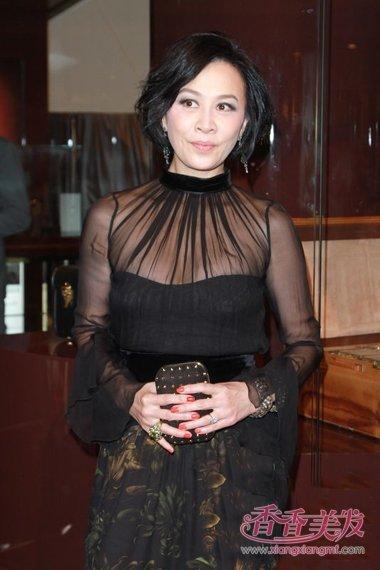 首页 玩发型 短头发 中年刘嘉玲华丽装扮亮相 齐肩短发提升高档次形象