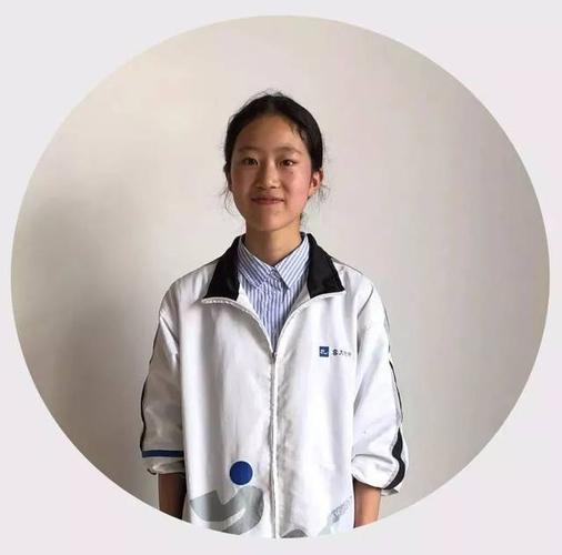 邱麟:对待成绩很佛系 小档案 初中:云大附中一二一校区初三24班 小学