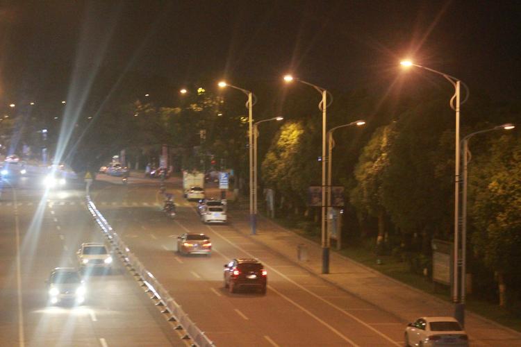 在午夜里悲伤 原创歌词/沐风 还没等爱够就已成殇 还没等闲下就已天黑